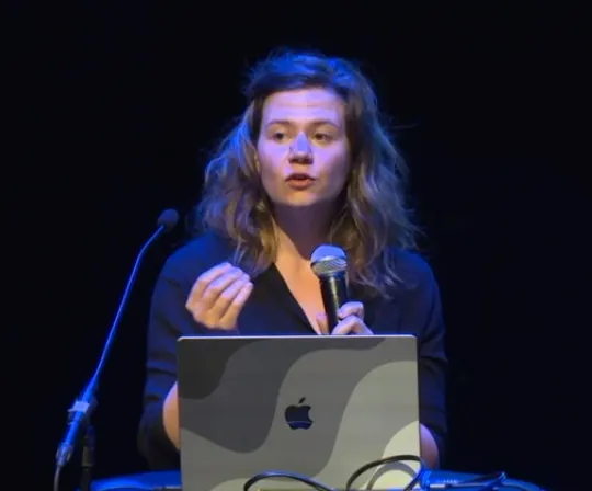 Marie Anne lors d'une conférence sur l'endométriose